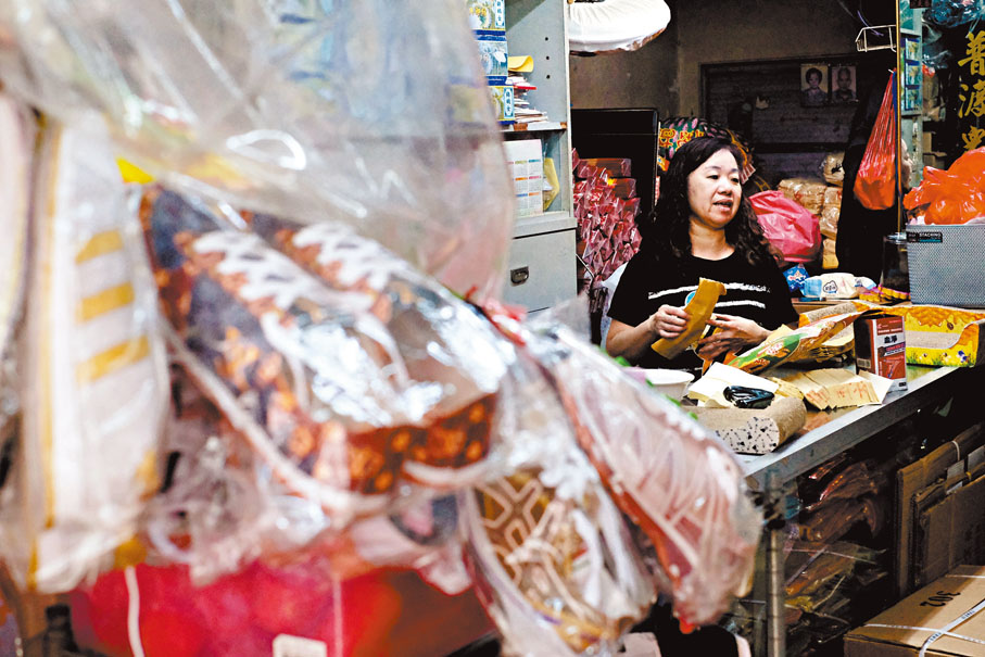 ●鍾女士表示，購買傳統祭祀品以老顧客為主。香港文匯報記者涂穴  攝