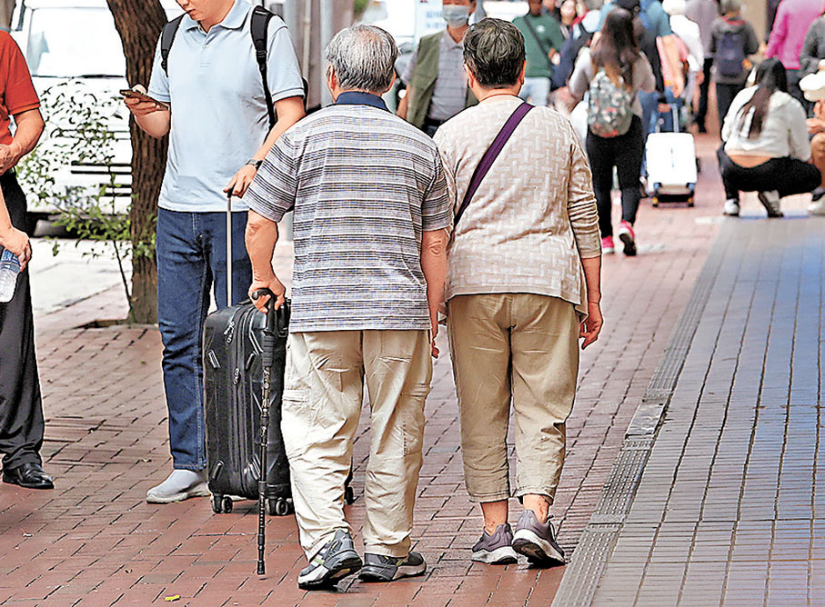 ●報告指香港照顧者壓力沉重，對生死及照顧相關法例亦認識不多。 香港文匯報記者萬霜靈  攝