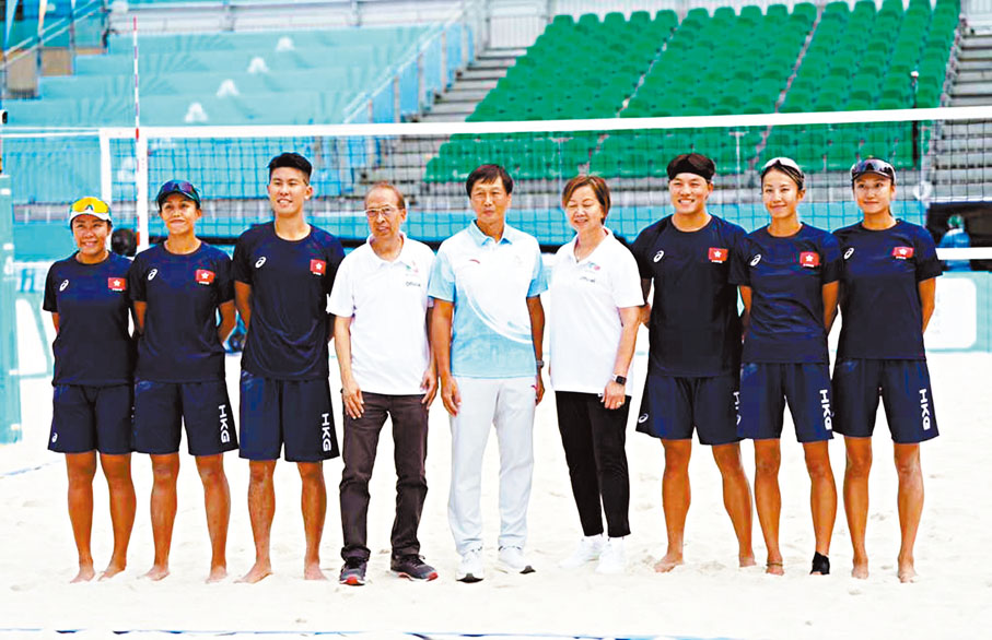 ●全運辦主任楊德強（中）視察場地，並與港將交流。