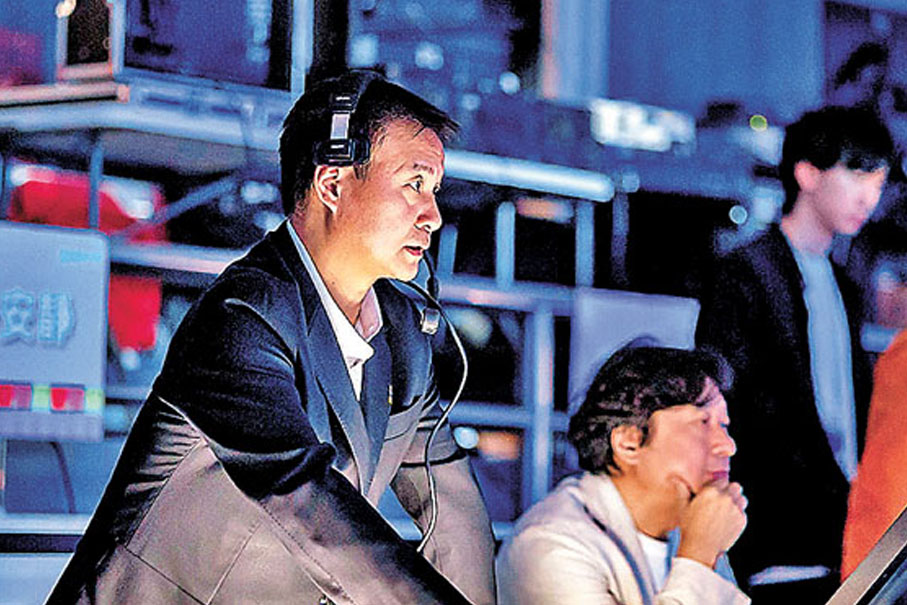 ●王銳祥（左一）在廣東奧體中心指揮製作工作。