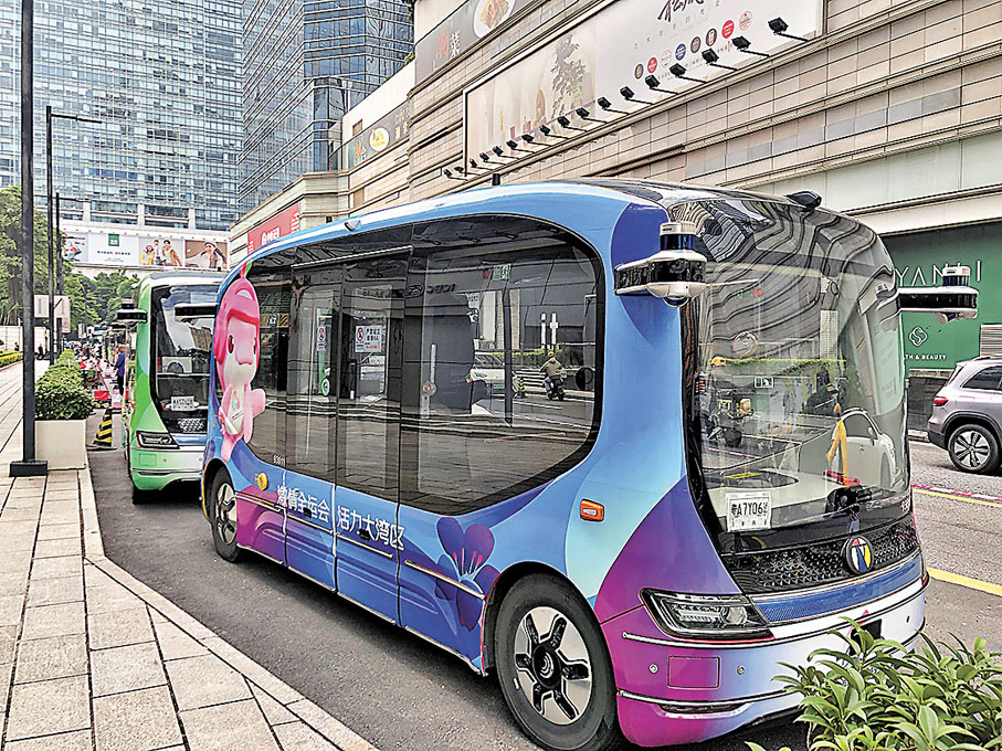 ●廣州為十五運會提供全鏈條運輸服務。圖為自動駕駛巴士。 香港文匯報記者方俊明 攝