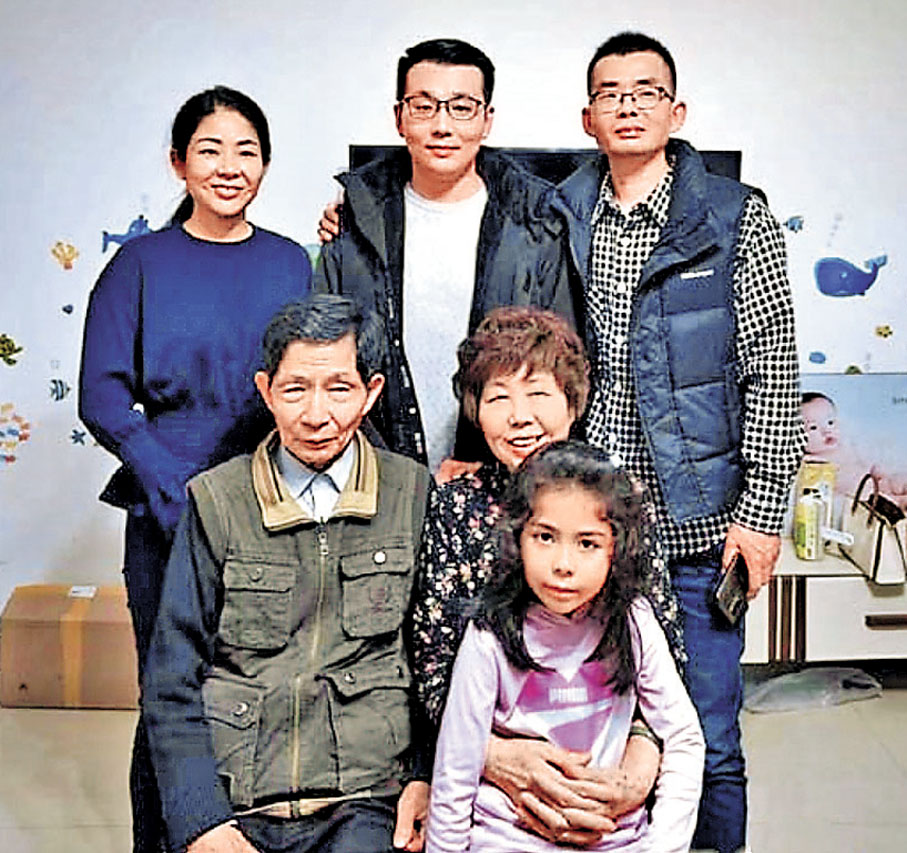 ●蔡孟軒（後排中）與麗水龍泉的親人合照。香港文匯報浙江傳真