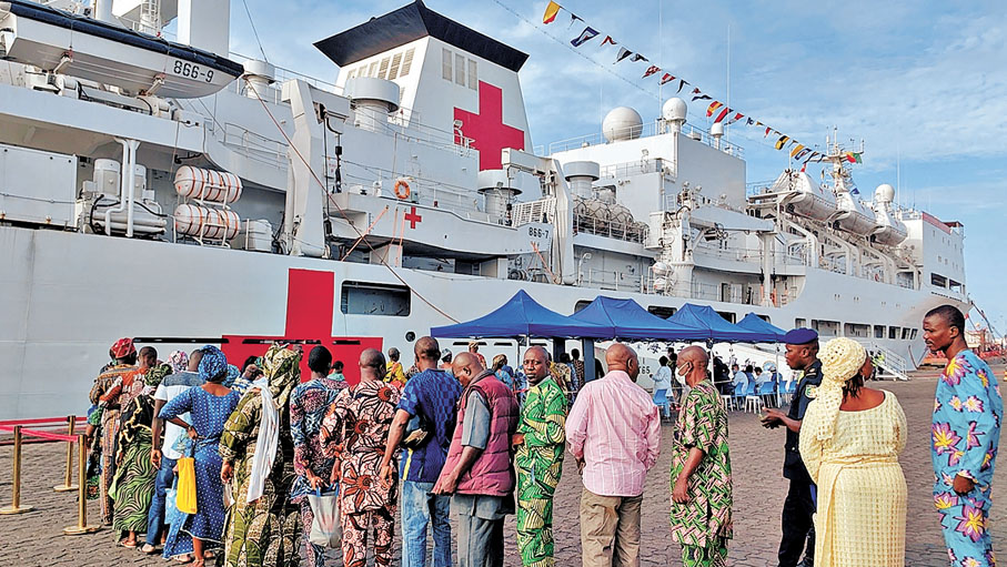 ●2024年非洲貝寧科托努民眾依次上「和平方舟」就診。