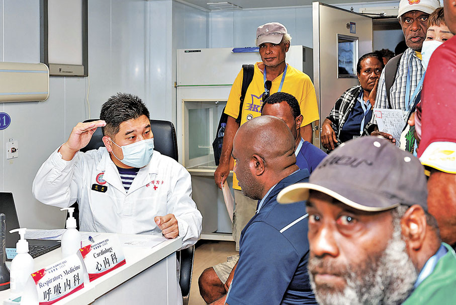 ●2023年，「和平方舟」醫生為瓦努阿圖民眾提供醫療服務。 