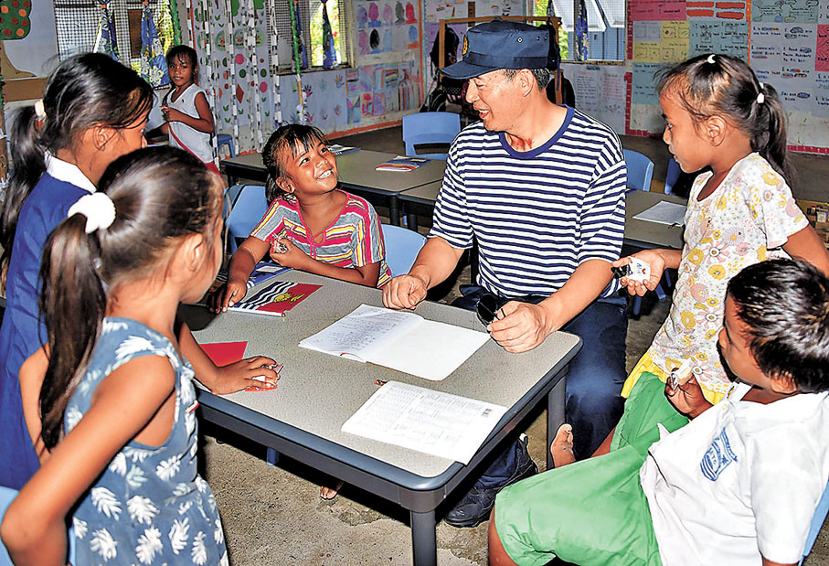 ●2023年，「和平方舟」官兵到太平洋島國基里巴斯一學校與孩子們進行交流。 資料圖片