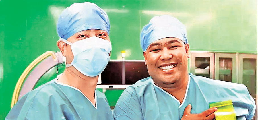 ●2014年，「和平方舟」到訪湯加王國，醫師張劍為湯加患者瑪卡治療。 網上圖片