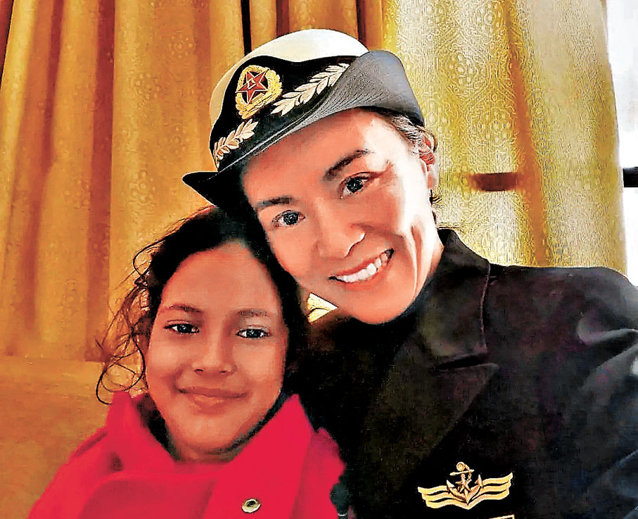 ●孟加拉女孩沁與她的「中國媽媽」——「和平方舟」麻醉醫師盛睿芳合影。 網上圖片