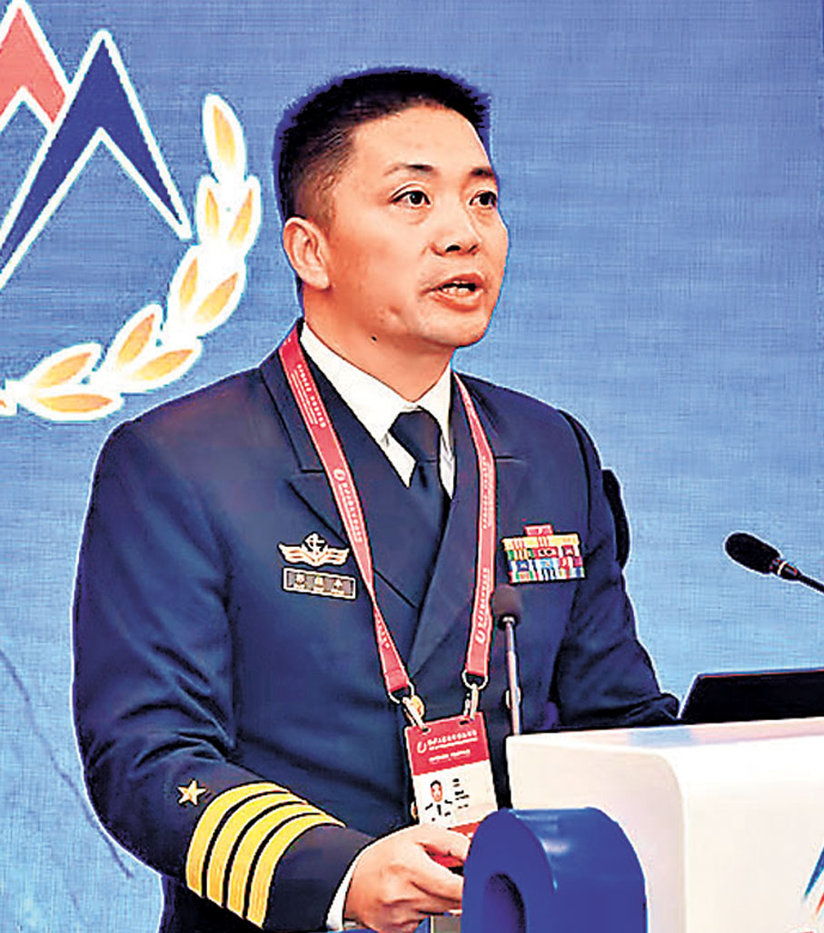 ●「和平方舟」第三任船長、現任海軍某單位教練艦長、海軍大校郭保豐。網上圖片