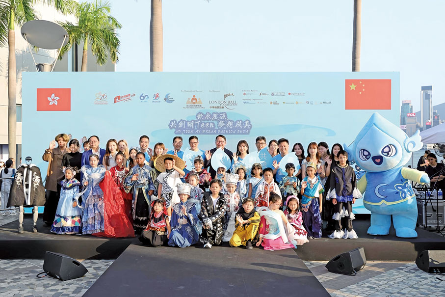 ●陳國基與多元族裔小小模特兒和年輕設計師合照。