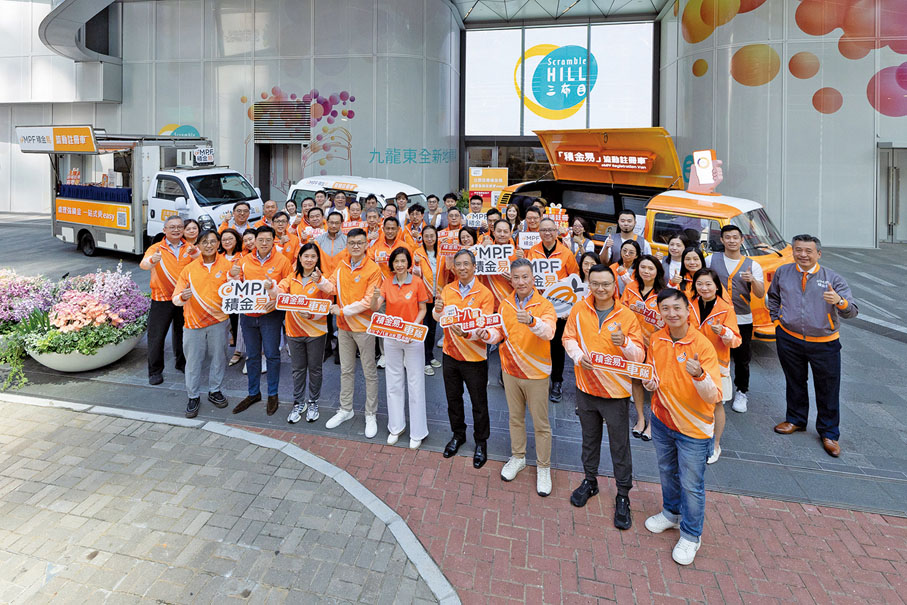 ●車隊開動儀式大合照。