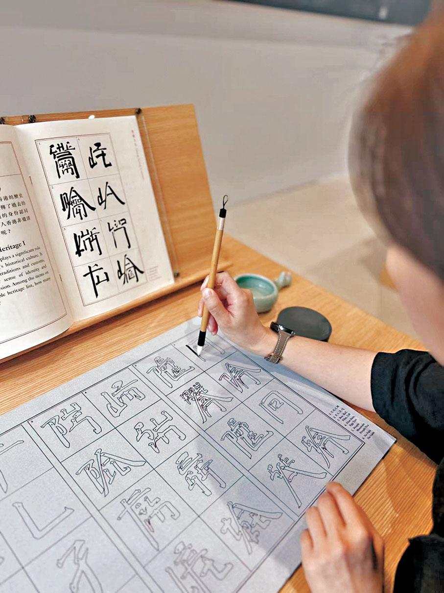 ●參與者可用毛筆與習字帖學習造字。