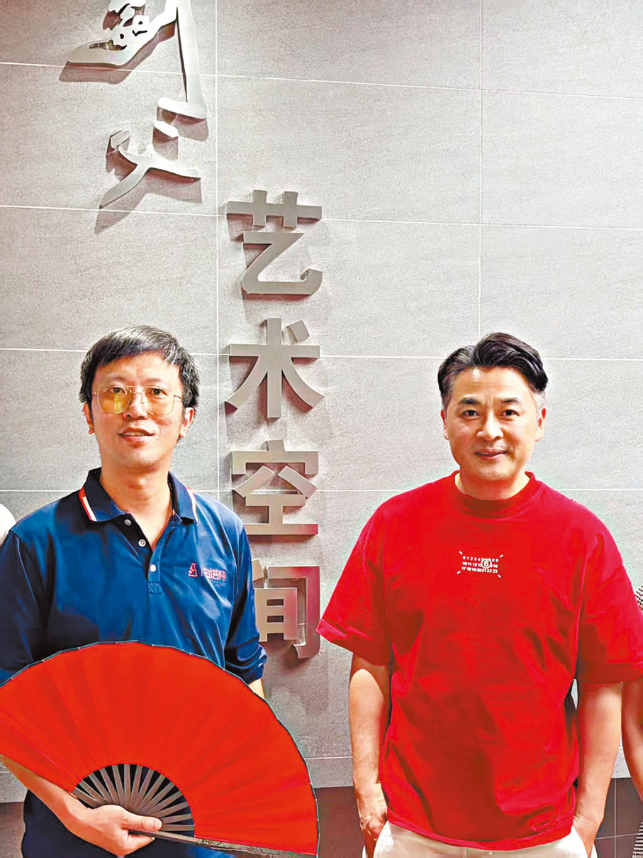 ●作者（左）與「回家——嶺南畫派港澳台海外畫家聯展」主持人任柏朝。