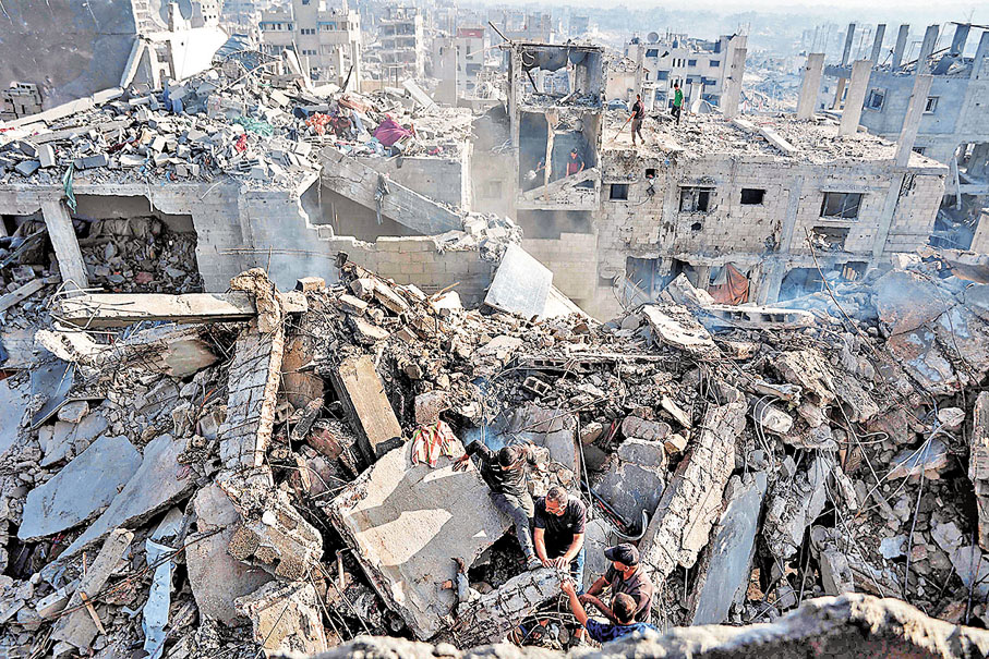 ●以軍夜襲加沙城，巴人在一棟被毀房屋中進行搜救。 法新社