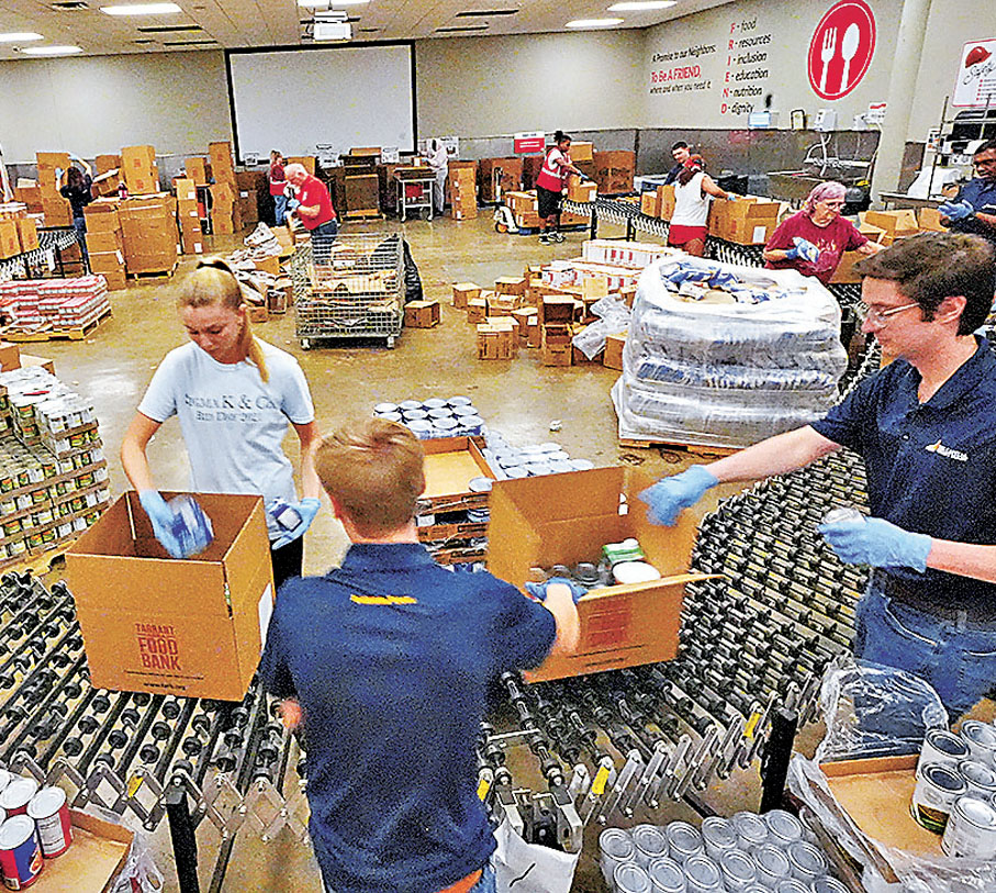 ●一班義工在得州沃斯堡食物銀行準備緊急食物包。 美聯社