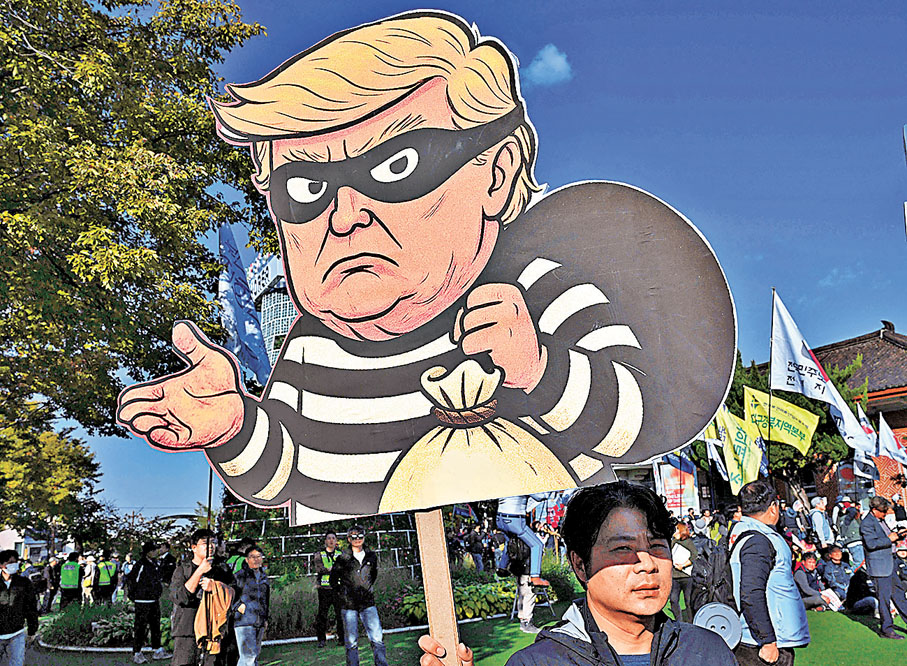 ●示威者嘲諷特朗普是小偷。 法新社