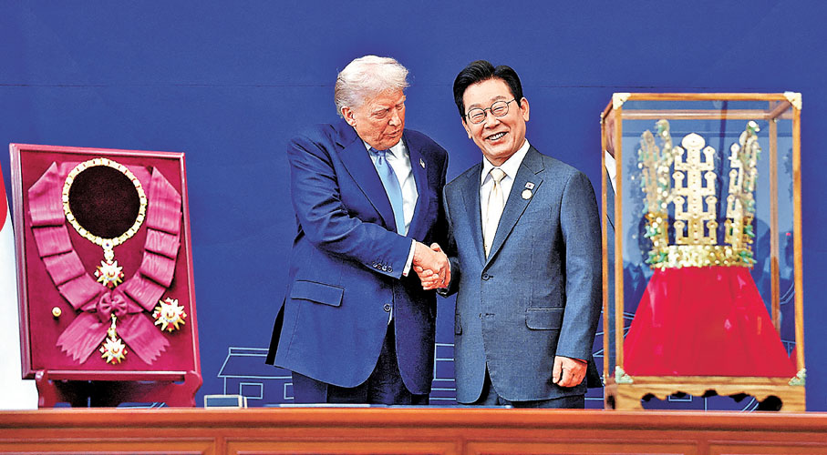 ●特朗普（左）與李在明在儀式上握手。 路透社