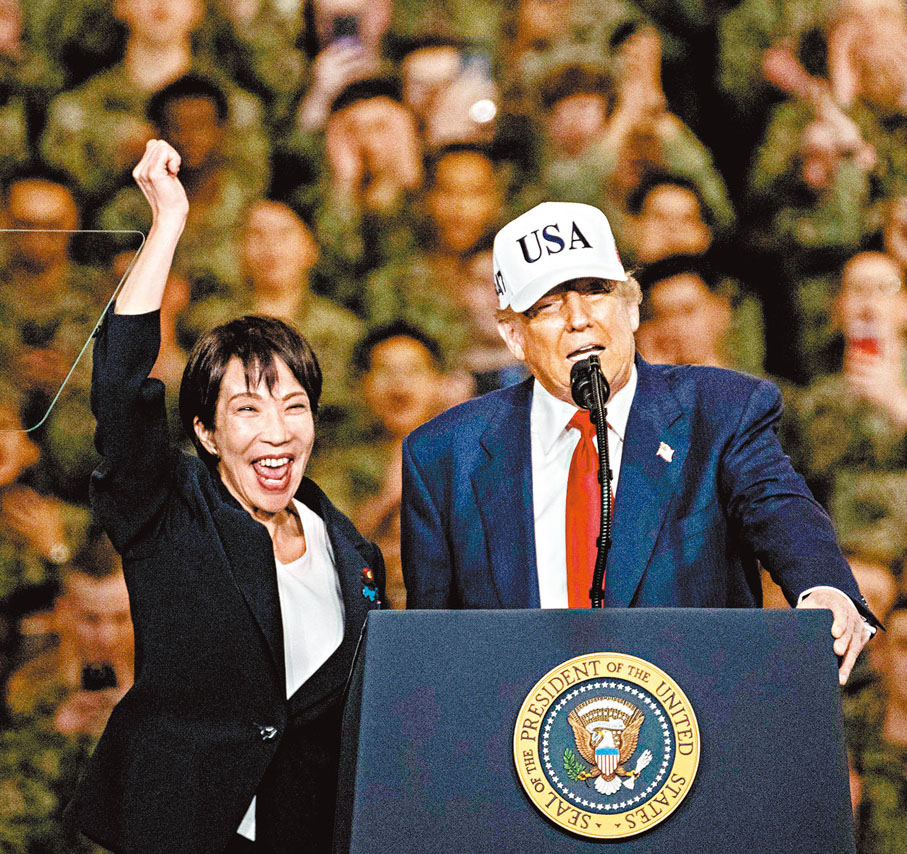 ●高市上台站在特朗普身旁，揮舞右拳向在場人士致意。 法新社