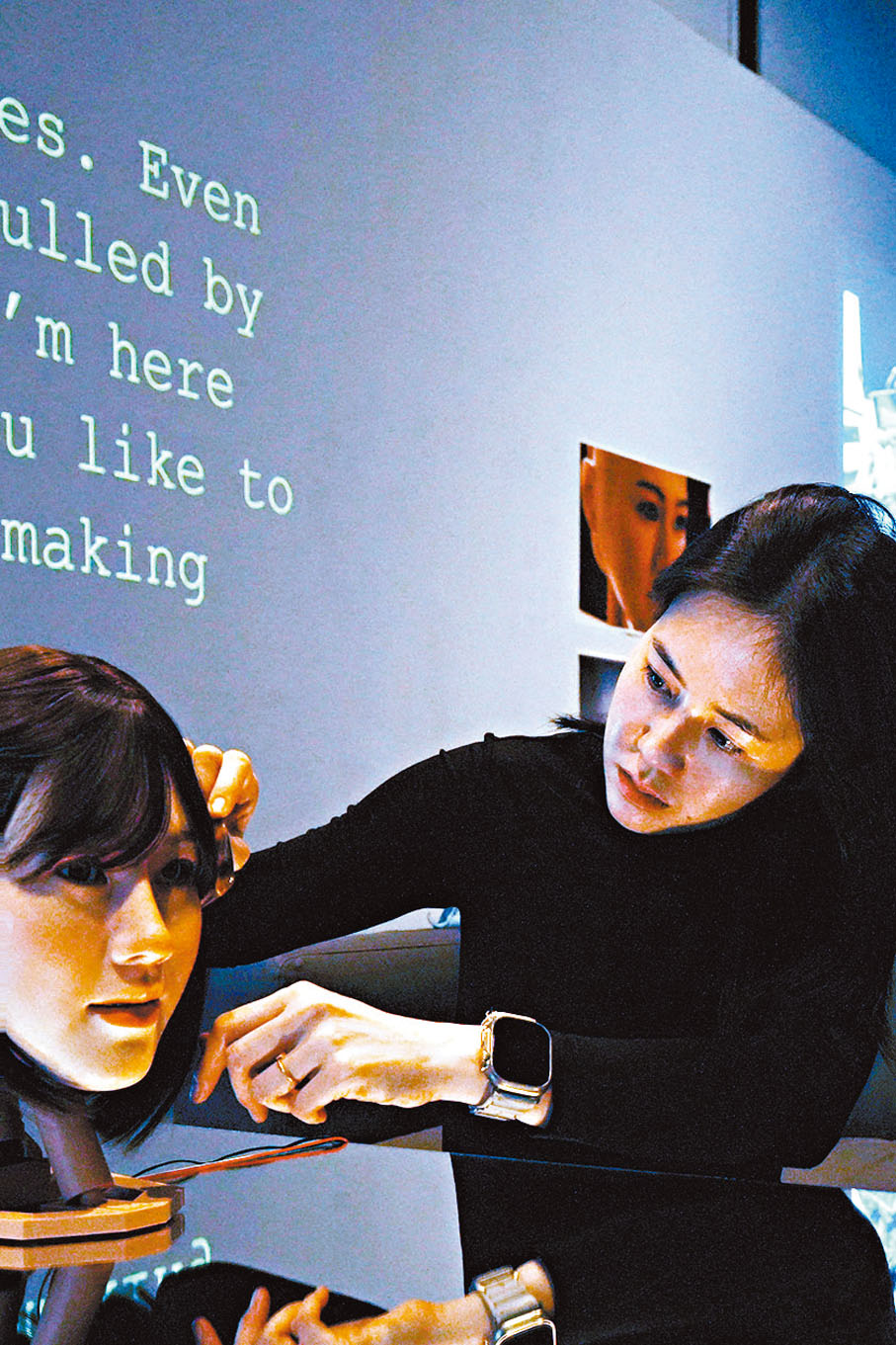 ●藝術家江中靖與她的「二重身」。 作者供圖