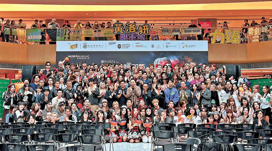 ●大班歌手出席新城「HelloWin」派對，場面熱鬧。香港文匯報記者子棠 攝