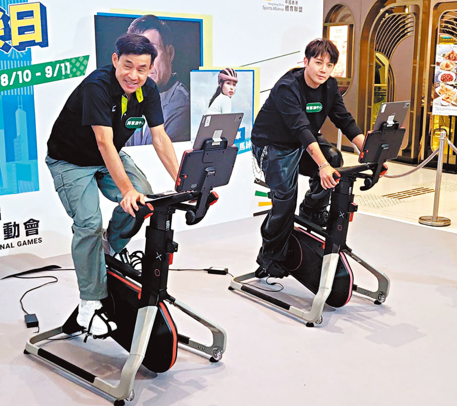 ●葉泓聲與洪松蔭推廣單車文化。  香港文匯報記者梁靜儀 攝