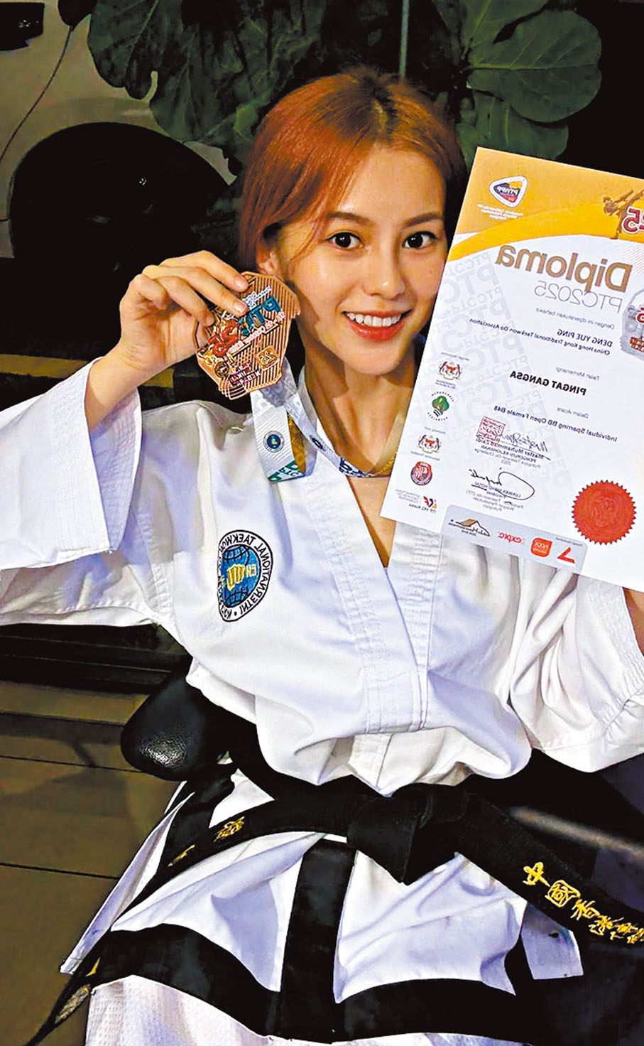 ●鄧月平開心晒獎牌。