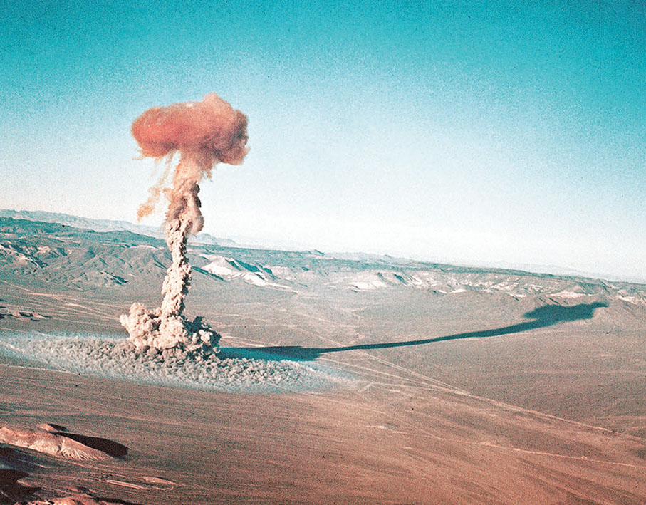 ●1955年，美國內華達州尤卡弗拉茨附近的內華達試驗場進行地下原子彈測試。 美聯社