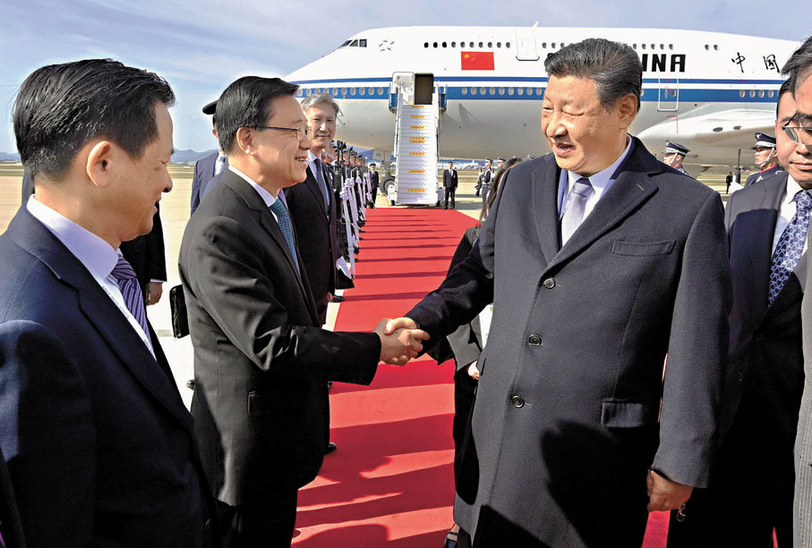 ●中國國家主席習近平30日上午乘專機抵達韓國釜山金海機場，李家超到機場迎接。