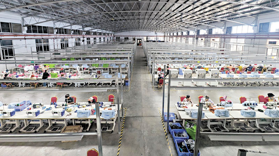 ●飛達帽業設於柬埔寨的新廠，準備明年再擴建廠房。 受訪者供圖
