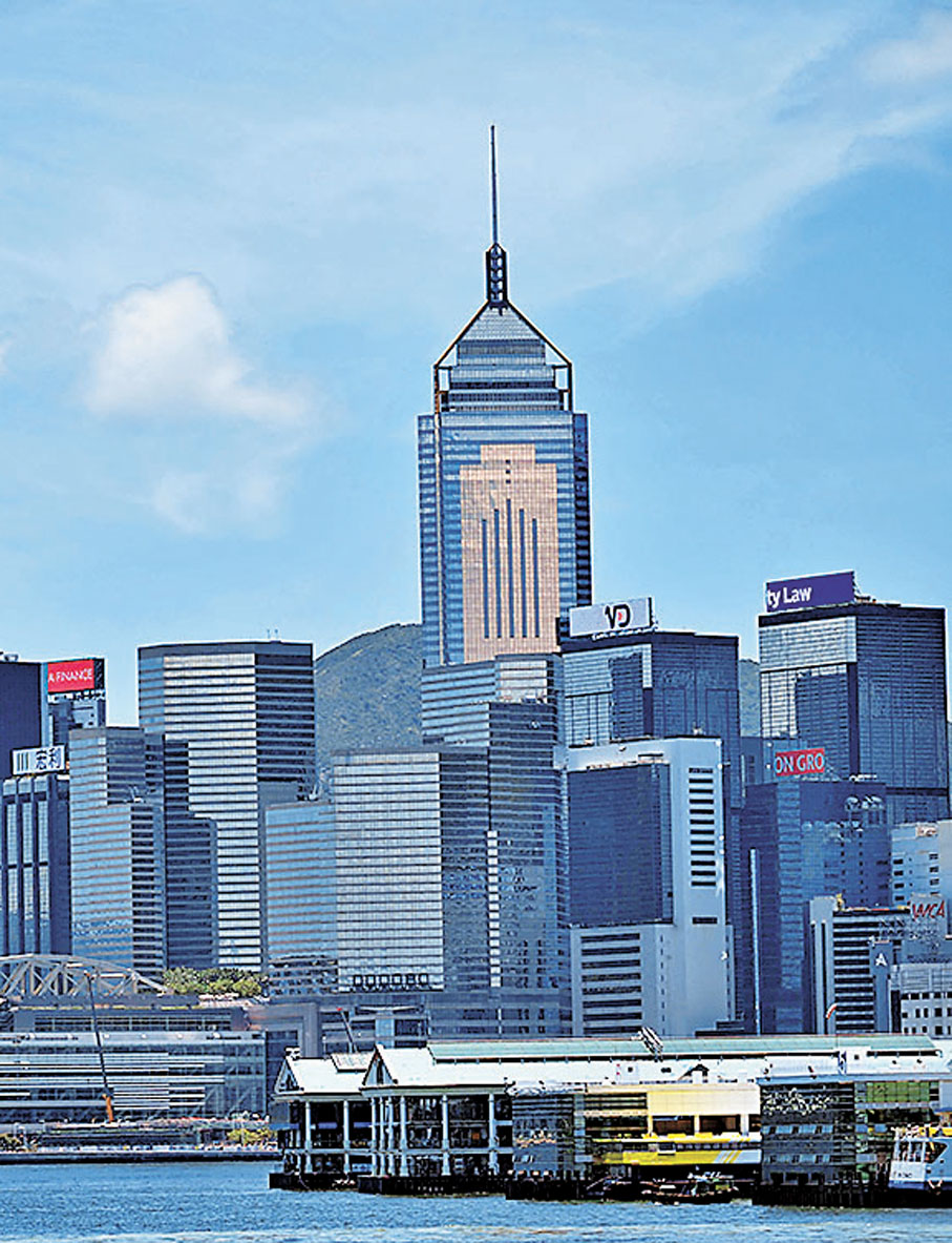 ●金管局總裁余偉文認為，美國若繼續減息，在聯繫匯率制度下，港元銀行同業拆息將緩慢下降，對經濟和房地產市場有一定正面作用。資料圖片