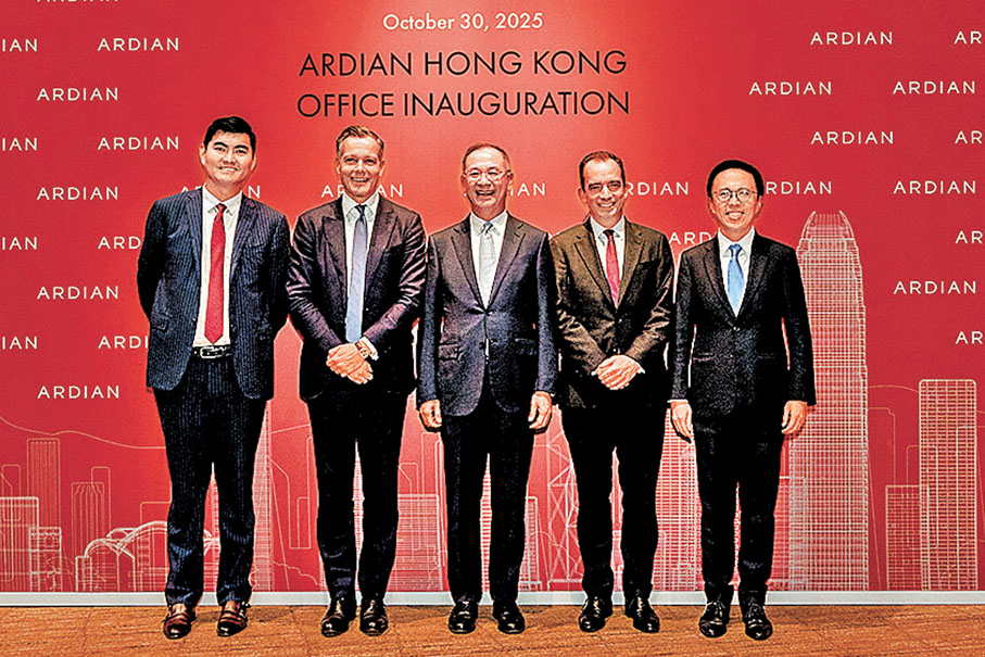 ●金管局總裁余偉文（中）出席Ardian於香港舉行的新辦公室開幕典禮。