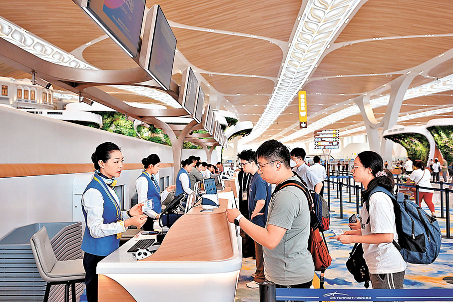●10月30日，在廣州白雲機場T3航站樓內，乘坐東方航空MU6308首航航班的旅客在值機。 新華社