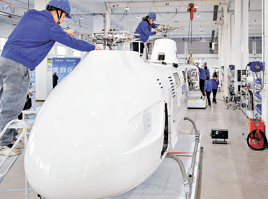 ●哈爾濱聯合飛機科技有限公司生產廠區，工作人員裝配T1400無人直升機。 新華社