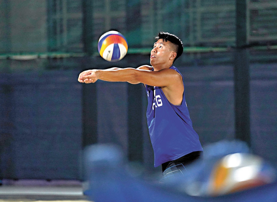 ●一邊教書一邊練波，謝鍵泓坦言壓力沉重。