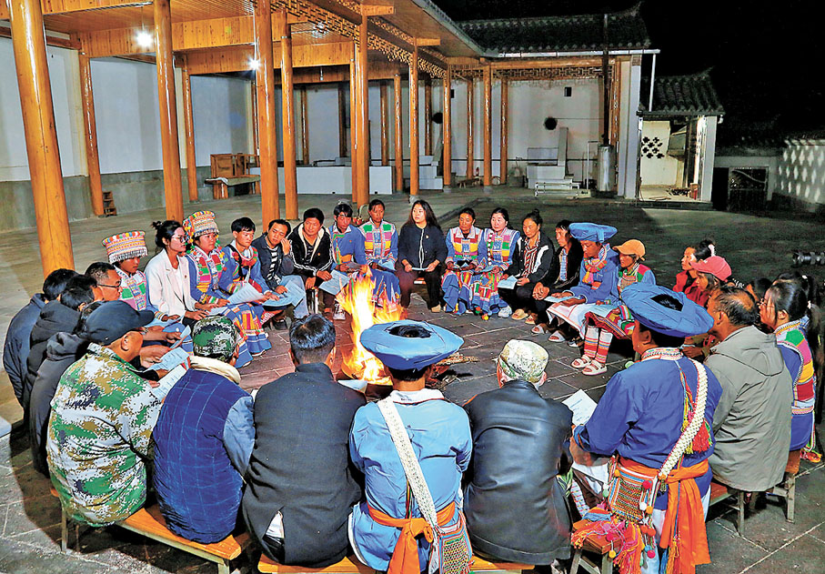 ●10月27日，雲南省騰沖市中和鎮安新村利用火塘會開展「黨的創新理論進萬家」的理論政策宣傳。 新華社