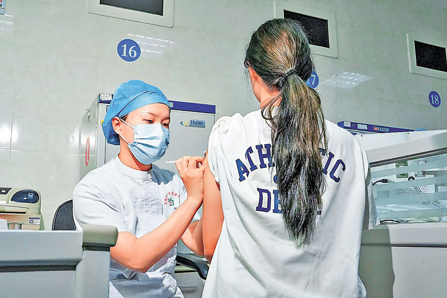 ●市民早前在福建廈門市海滄區石塘社區衞生服務中心接種國產九價HPV疫苗。 資料圖片