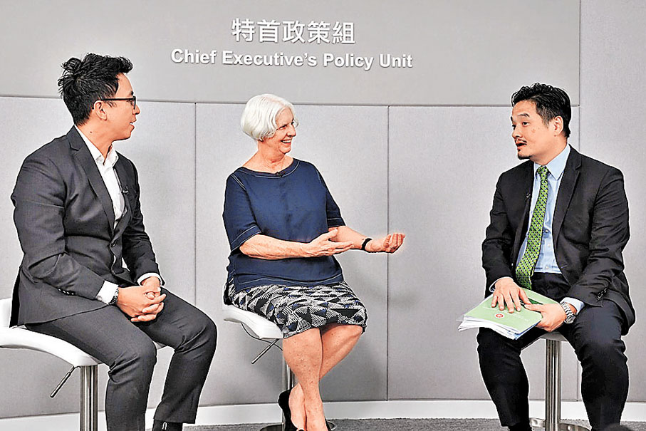 ●特首政策組組長黃元山（右）與香港遊艇業總會主席周基倫（左）及亞太超級遊艇協會執行董事Suzy Rayment（中）探討行業前景。