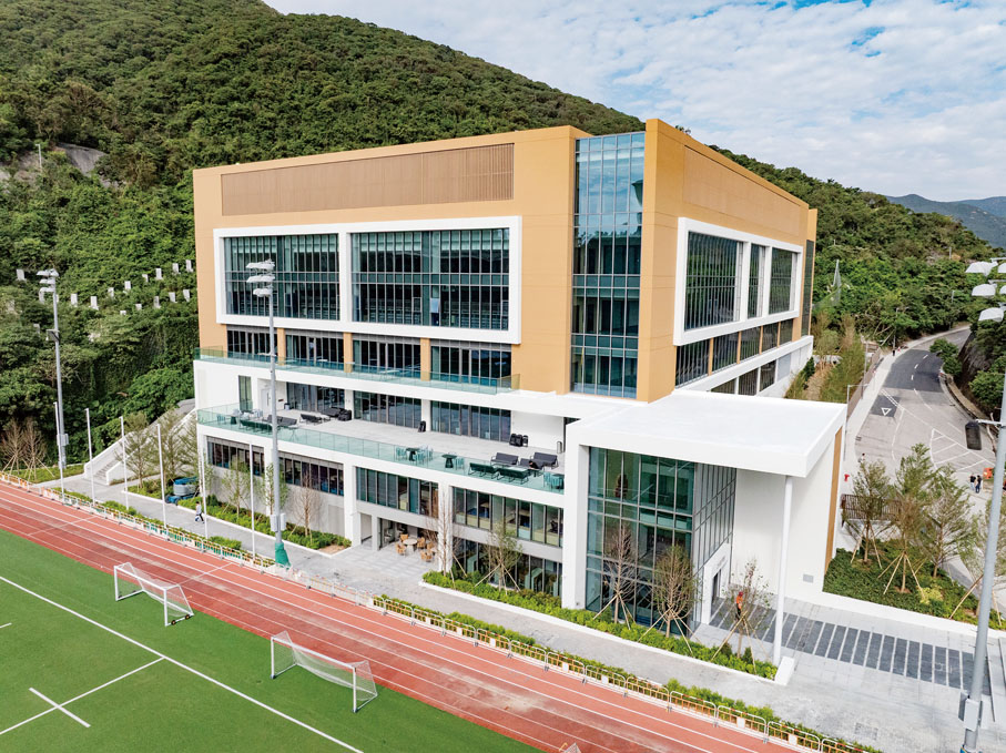 ●座落於HKIS大潭校園的DCAA樓高九層，佔地超過22,700平方米，是本港大型綜合體育中心之一。