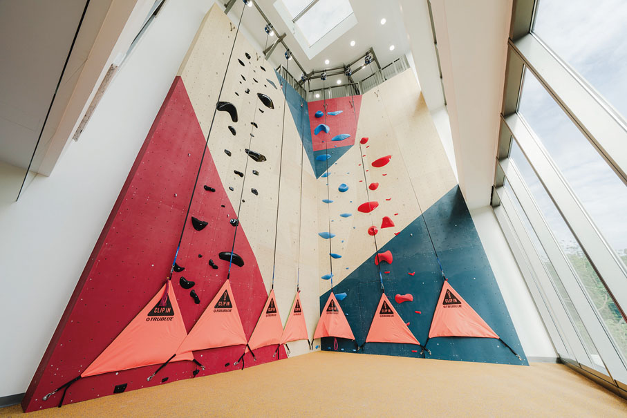 ●DCAA康體設施十分多元化，其中三層高的室內攀石牆，設置七組自動保護系統，供運動員攀爬和繩降訓練。