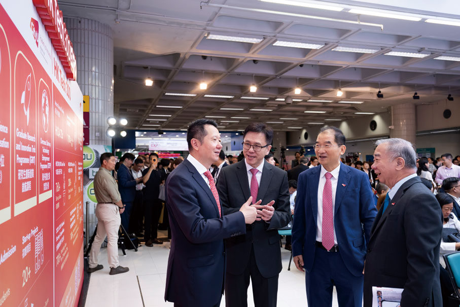 ●城大校董會主席魏名成（明德）（左一）、城大校長梅彥昌（右一）及城大高級副校長（創新及企業）楊夢甦（右二）在今年五月的「HK Tech 300 Expo」上，一同向創新科技及工業局局長孫東（左二）介紹計劃成果。