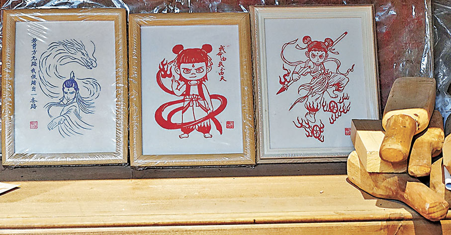 ●馬力將哪吒、敖丙等形象刻入梨木，讓雕版印刷這一古老技藝與當代IP完美交融，贏得市場青睞。