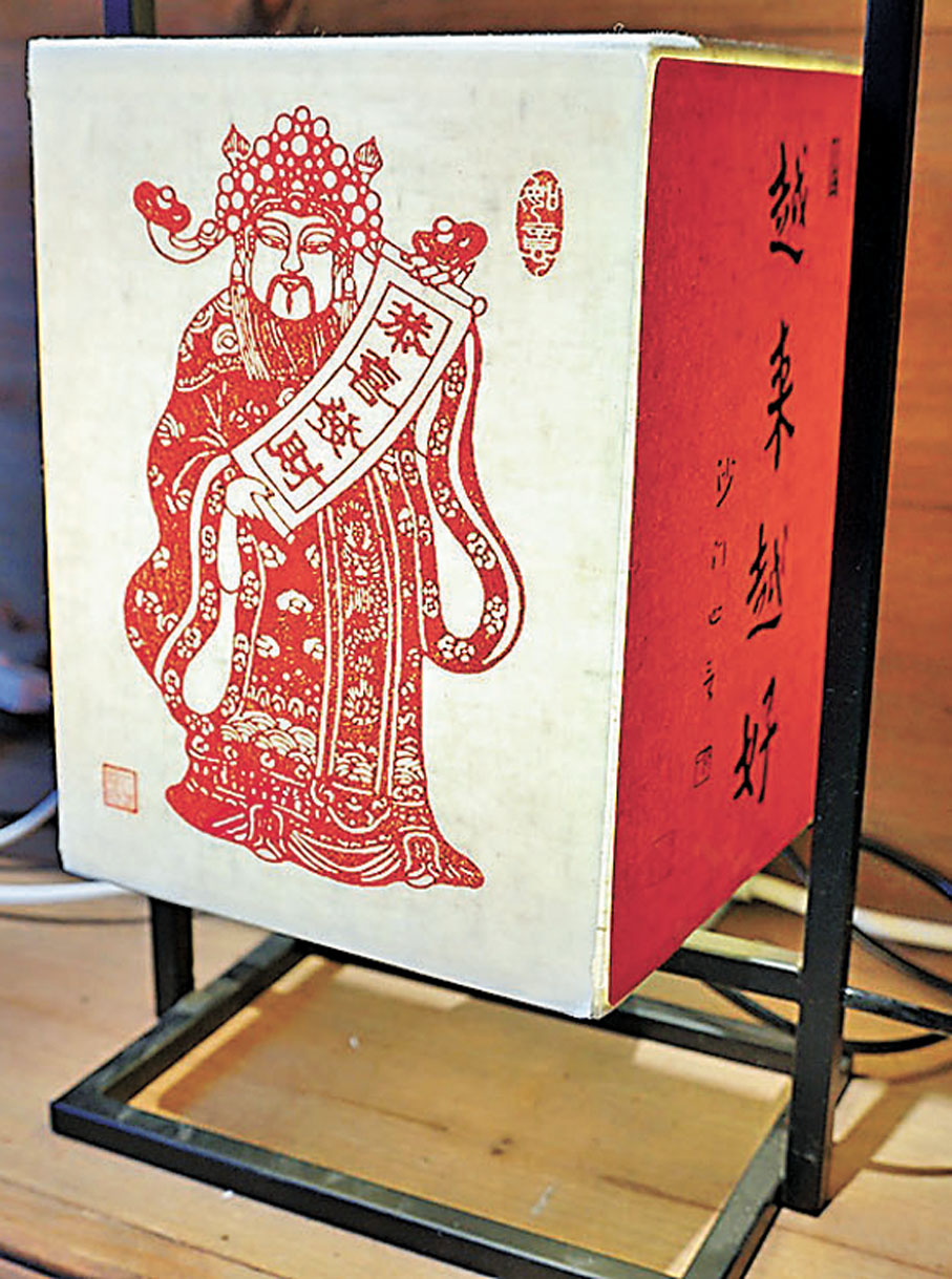 ●採用雕版印刷製作的文創枱燈。