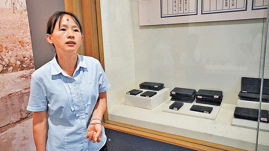 ●中國四堡雕版印刷展覽館的工作人員介紹館內古雕版及書籍刊印工具。