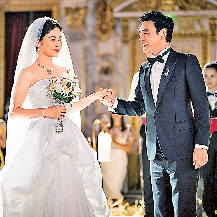 ●宣萱為拍攝《巨塔之后》，久違地穿上婚紗。