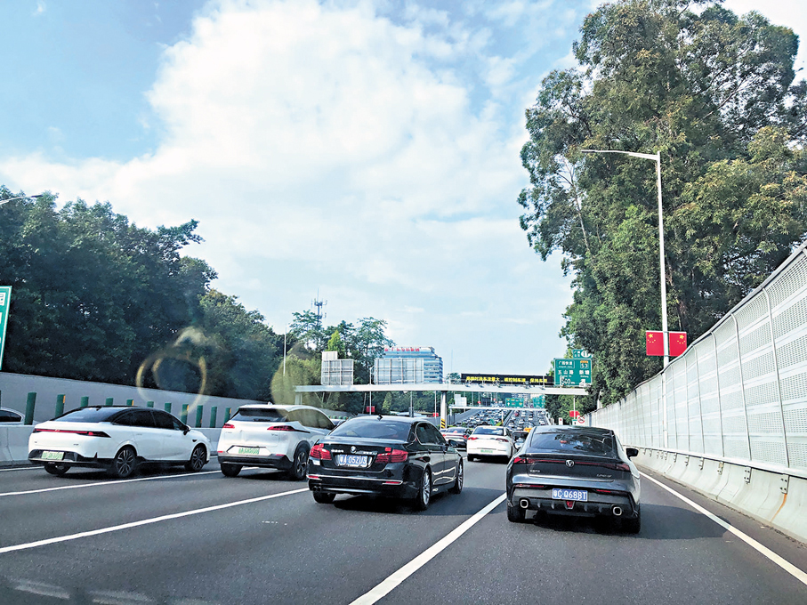●粵車南下進入香港市區政策申請門檻低。圖為車輛在廣東行駛。香港文匯報記者方俊明  攝