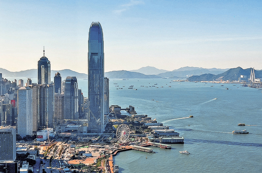 ●受惠出口、旅遊、股市、消費、樓市、整體投資開支等的增長加快，香港第三季經濟增長加快、按年同比升3.8%，連升第11個季度。圖為中環國金中心。 資料圖片