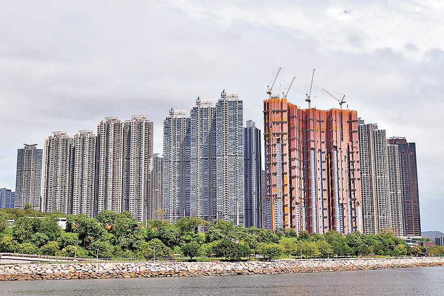 ●本港未來3至4年一手私人住宅潛在供應量約10.2萬個單位。圖為將軍澳日出康城13期樓盤外貌。資料圖片