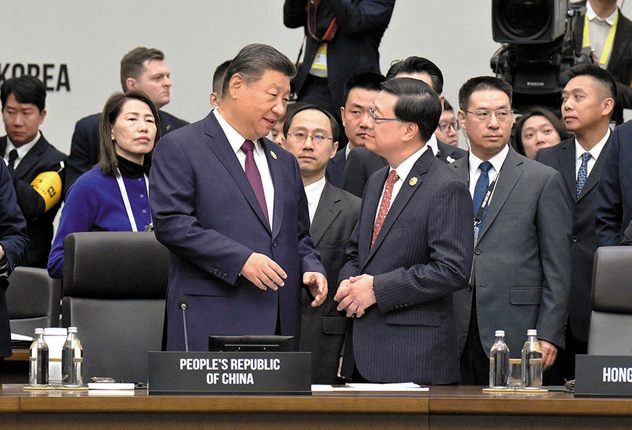 ●習近平（左）和李家超（右）出席會議。