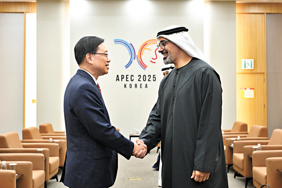 ●李家超（左）與阿拉伯聯合酋長國阿布扎比王儲哈立德（右）會面。