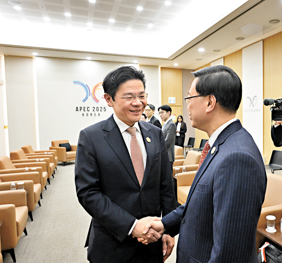 ●李家超（右）與新加坡總理黃循財（左）會面。