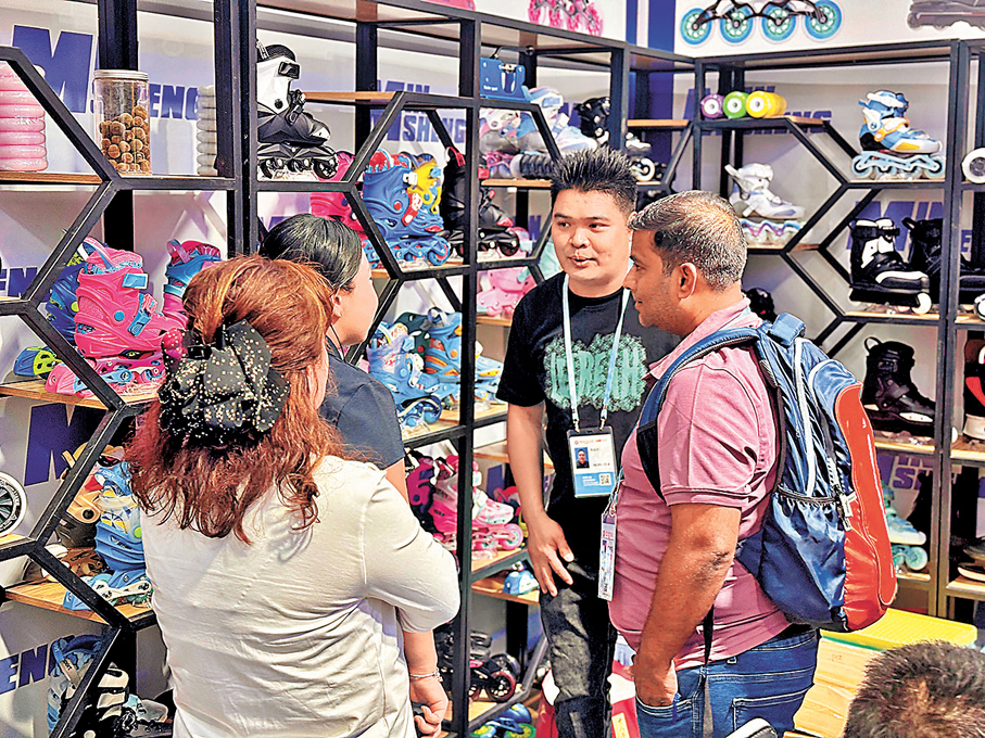 ●海外採購商正在化州市聯合民生輪業有限公司展位了解產品。